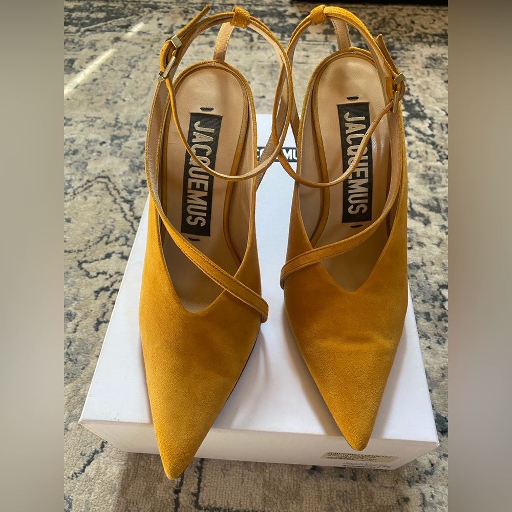 Authentic Jacquemus Les Chaussures Faya Pumps in Mustard Sueded